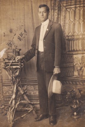 A young Sidney Wah Shang, likely taken in 1910.