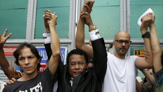 From left: Indonesian teaching assistant Ferdinand Tjiong, lawyer Hotman Paris Hutapea and Canadian teacher Neil Bantleman outside Cipinang prison on Friday.
