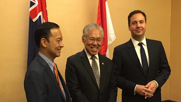 Australian Trade Minister Steve Ciobo (right) meets with former former Indonesian trade minister Thomas Lembong (left) and new Indonesian Trade Minister Enggartiasto Lukita (centre).
