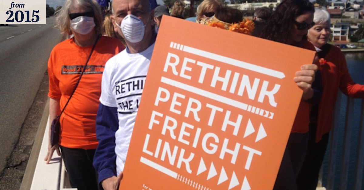 Hundreds protest Perth Freight Link on Fremantle Bridge