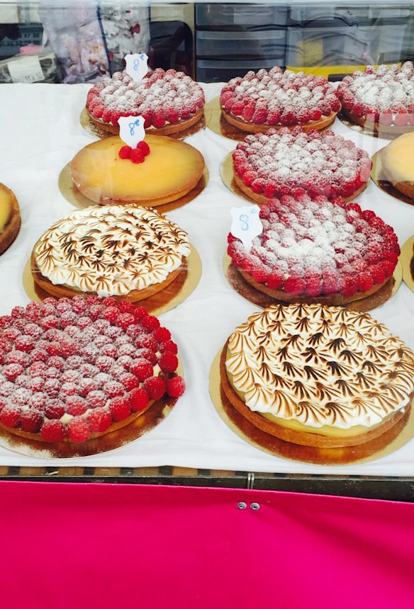 Fruit tarts at Marche des Quais.