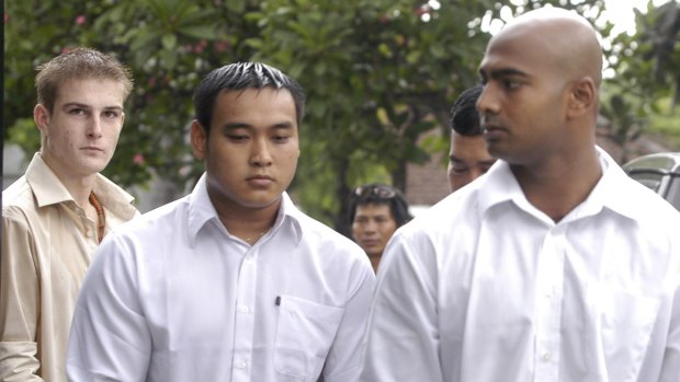 Tan Duc Thanh Nguyen (centre) with Myuran Sukumaran during their trial.