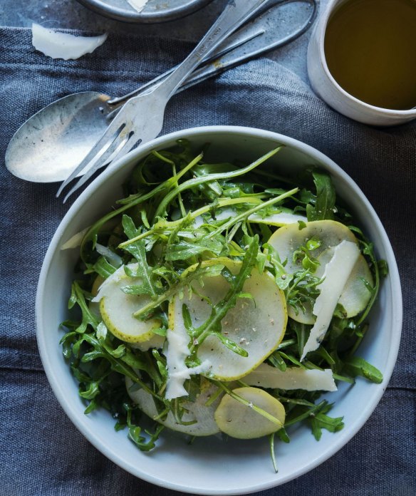 A simple side salad for pasta.