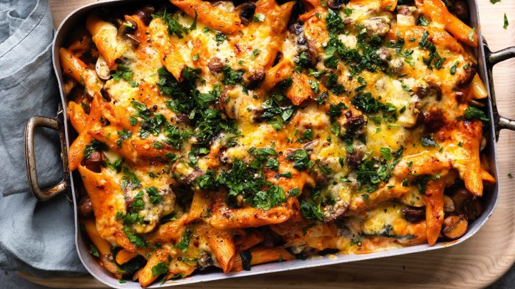Vegetarian stroganoff pasta bake with mushroom and spinach-image