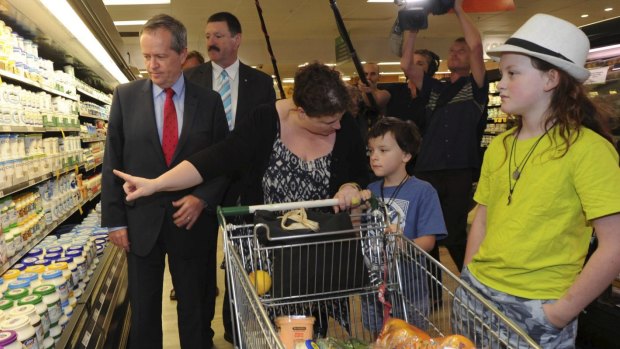 Bill Shorten and Mike Kelly discuss the GST with voters in Queanbeyan.