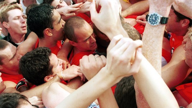 The crowd swamps Tony Lockett after he kicks his record-breaking 1300th goal.