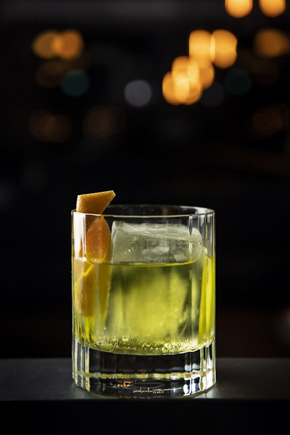 White negroni cocktail. 