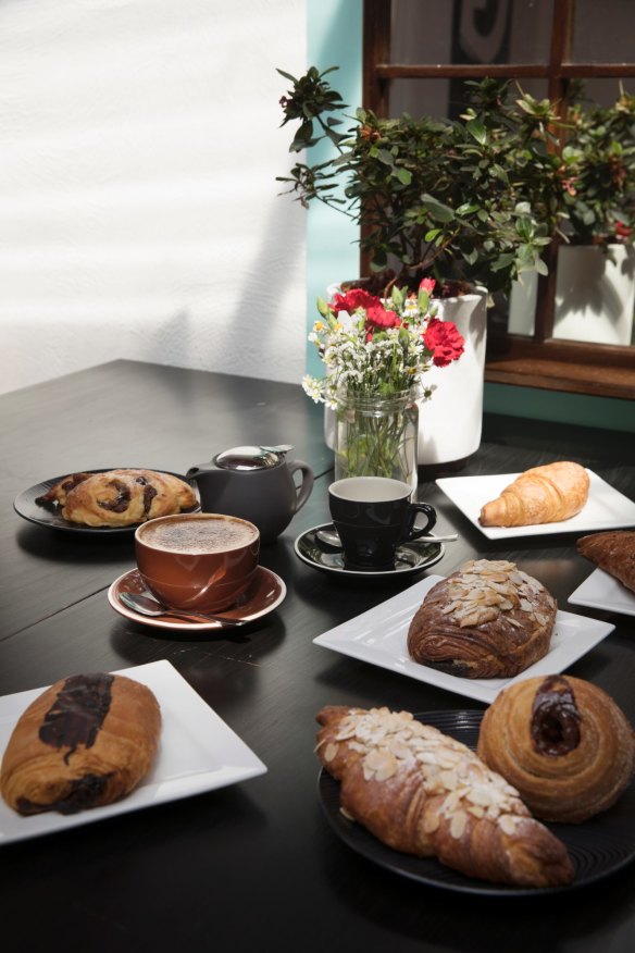 For a break you can treat yourself to cappuccino, tea and vegan pastries that would put even the most stubborn omnivores at ease.