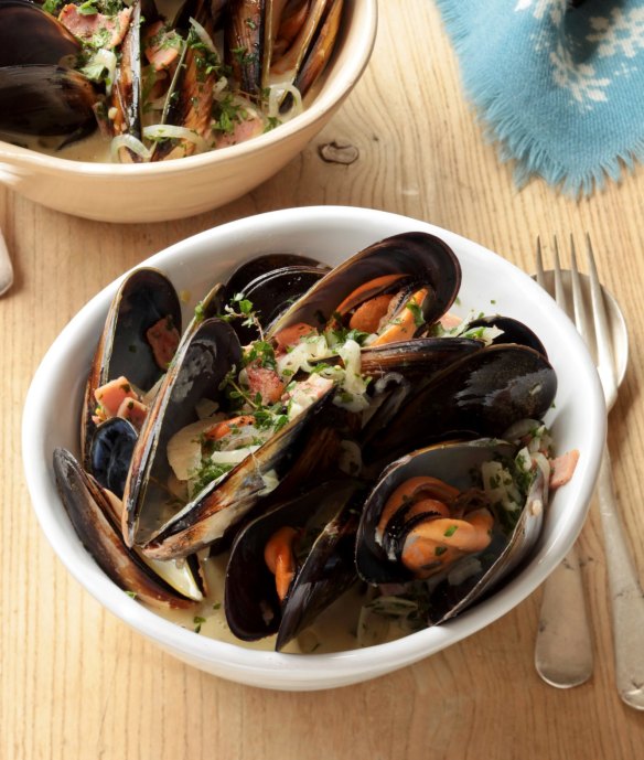 Pot o' mussels with cider and bacon.