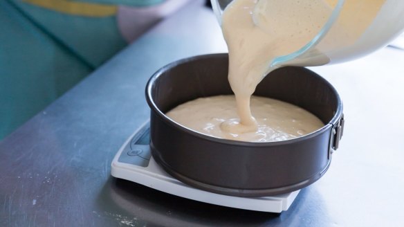 Anneka Manning's BakeClub sponge class to go with Megan Johnston's story about baking the perfect sponge cake