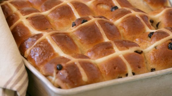 A tin of snug hot cross buns.