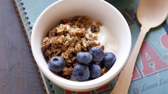 Granola with yoghurt and blueberries.