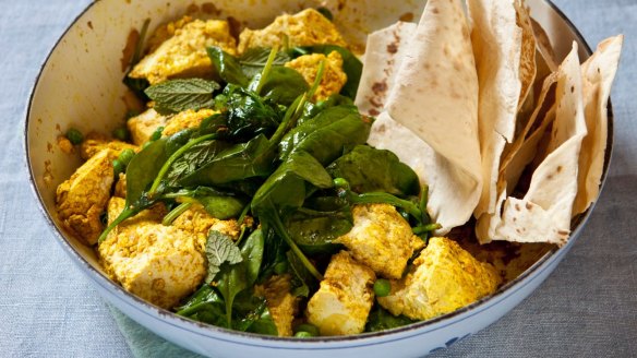 Step aside scrambled eggs. Hello tofu scramble with spinach and peas. 