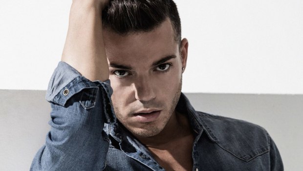 Anthony Callea's latest album ARIA Number 1 Hits in Symphony has debuted at the top of the charts.