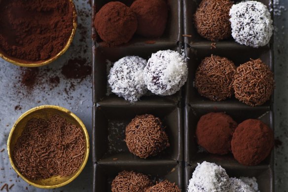 Havregrynskugle (Danish chocolate oat balls) with assorted coatings.