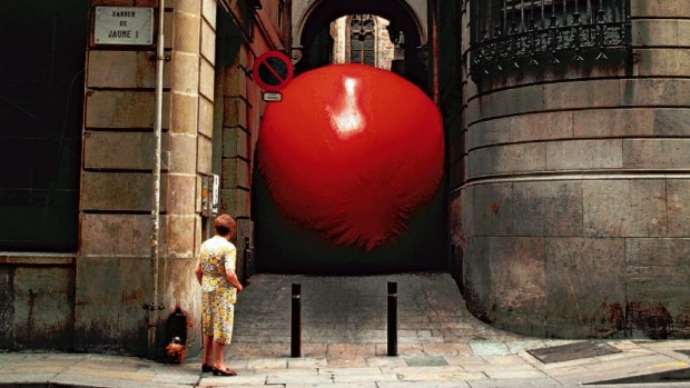 Kurt Perschke's Redball Project in Barcelona.
