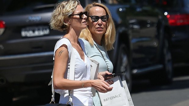 Sarah Murdoch helps Mother-in-law Jerry Hall shop in Sydney. 