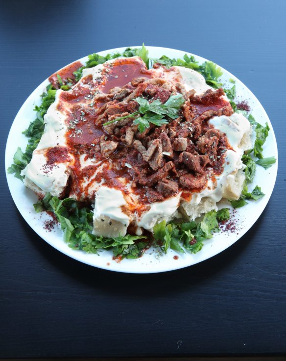 Iskender tantuni is served over bread.