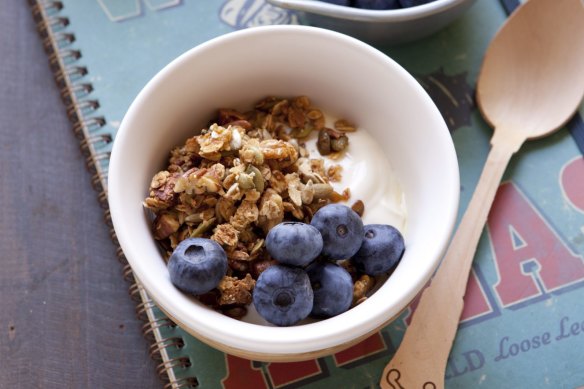 Granola with yoghurt and blueberries.