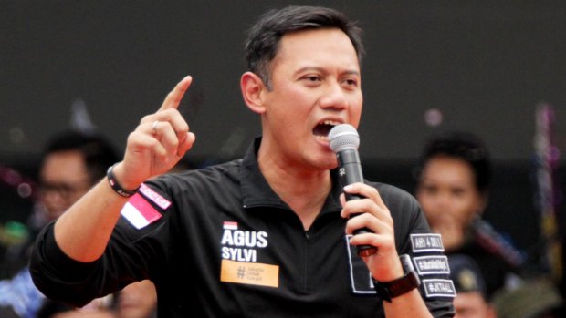 Jakarta gubernatorial candidate Agus Harimurti Yudhoyono speaks to residents during his campaign.