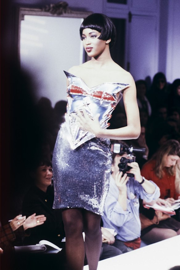 Naomi Campbell walks the runway at the Fall/Winter 1989-1990 show.