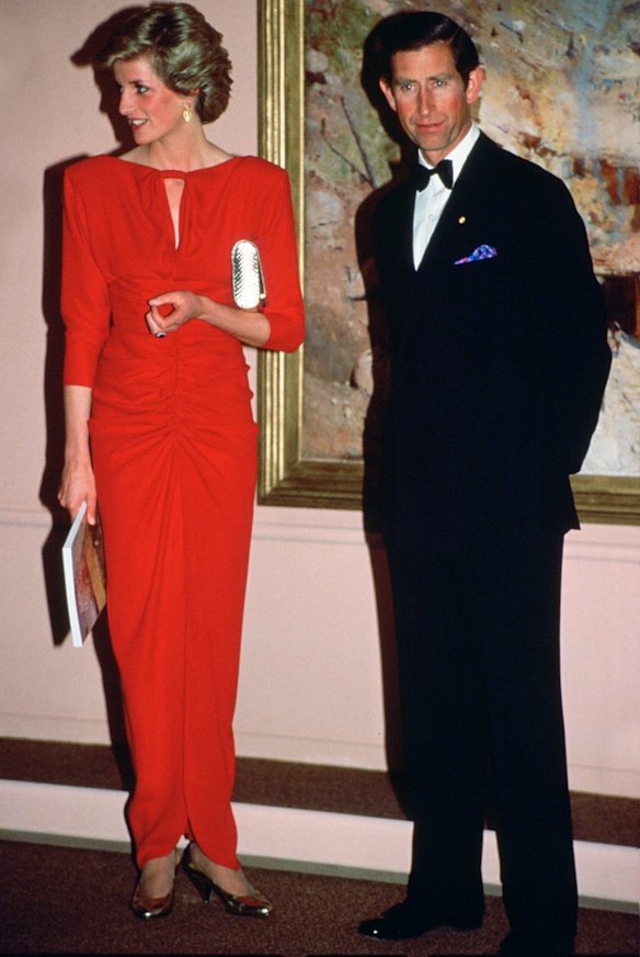Princess Diana and Prince Charles at the National Galley in Melbourne, 1985, wearing a dress designed by Bruce Oldfield. 