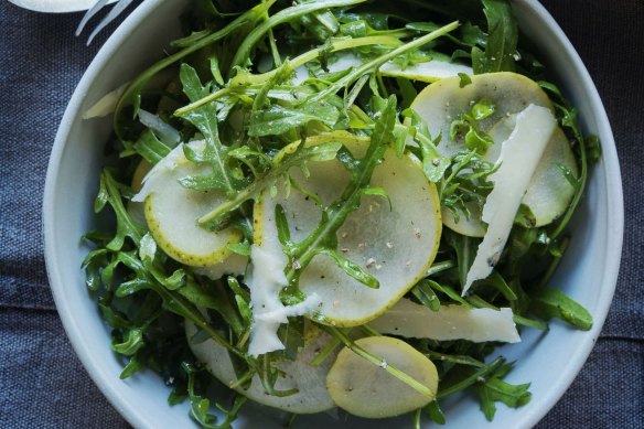 A simple side salad for pasta.