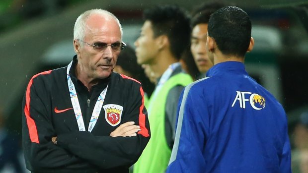 Shanghai SIPG coach Sven-Goran Eriksson speaks to the fourth official during the game.