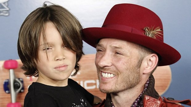 In this 2008, file photo, singer Scott Weiland, right, and his son Noah Weiland pose for a photo in Los Angeles
