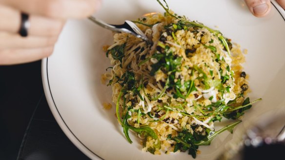 Lemon spaghetti with squid and breadcrumbs. 