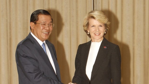 Australian Foreign Minister Julie Bishop poses with Cambodian Prime Minister Hun Sen before a meeting in Phnom Penh last year.
