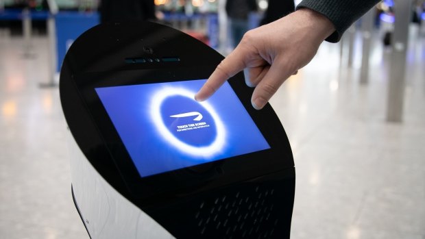 英国航空公司(British Airways)尝试自主机器人在希思罗机场处理客户服务查询。