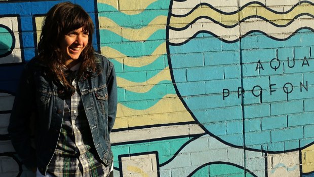 Between songs, Courtney Barnett shared mundane stories from her life, such as her struggle to find affordable housing.