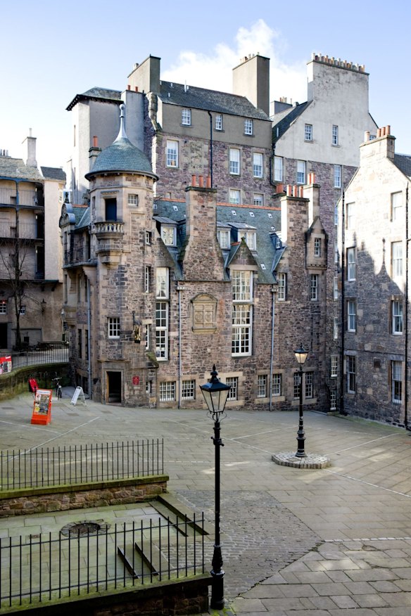 The Edinburgh Literary Pub Tour: A cultural tour outside its famed festival