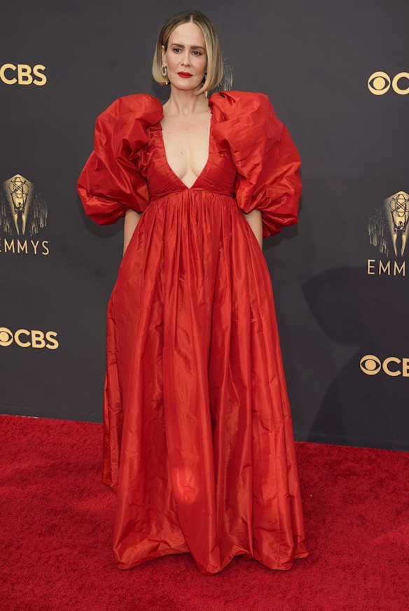 Sarah Paulson arrives at the 73rd Primetime Emmy Awards wearing Carolina Herrera SS22 RTW.