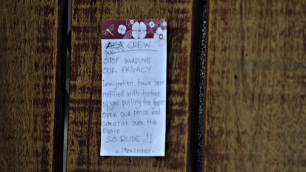 Mercedes Corby leaves a message for the media on the fence outside the Bali villa where Schapelle Corby is living.