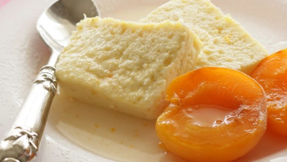 Summer dessert: Baked vanilla ricotta with apricots. 