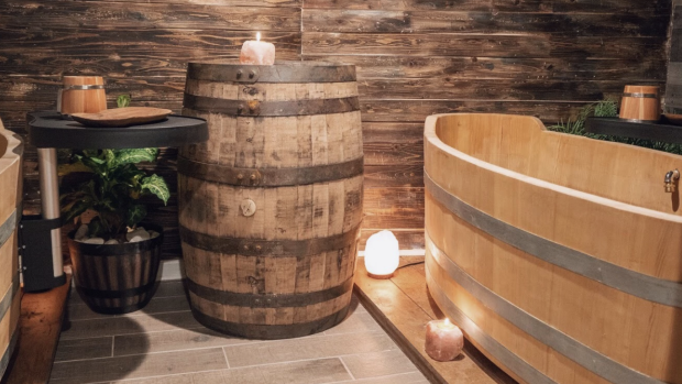 Soak in larch wood tubs in keg-themed rooms.