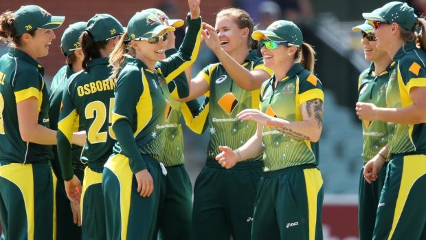 Jess Jonassen celebrates with her Australian teammates after claiming the wicket of Hayley Matthews.