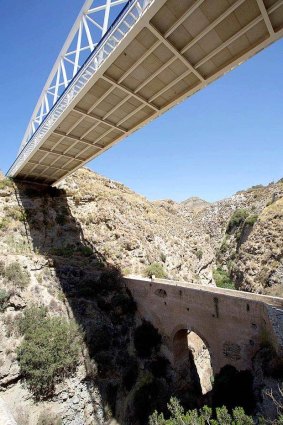Kleyo de Abreu is believed to have smashed into the ancient Roman bridge, below, after bungy jumping from the modern, metallic crossing, above. 