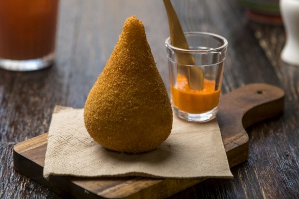 Coxinha stuffed with cream cheese and chicken.