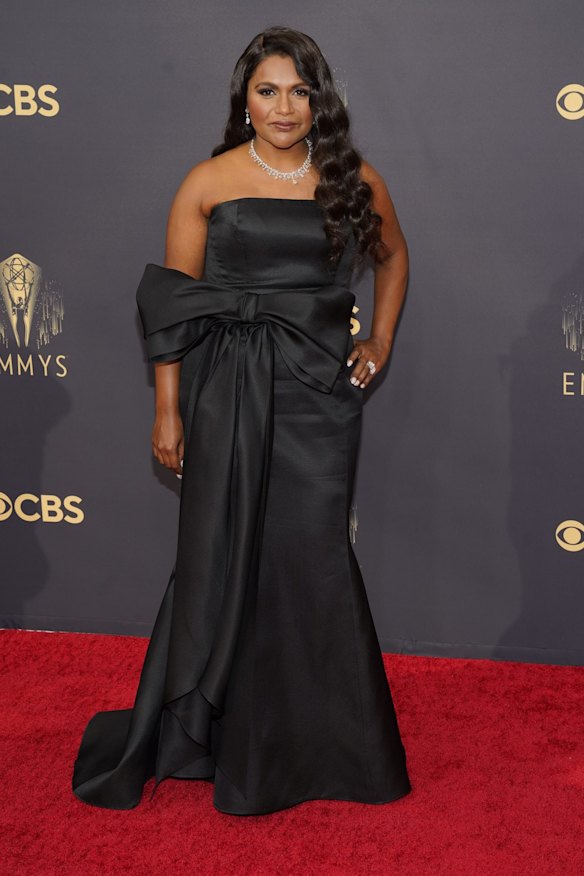 Mindy Kaling arrives at the 73rd Primetime Emmy Awards wearing Carolina Herrera.