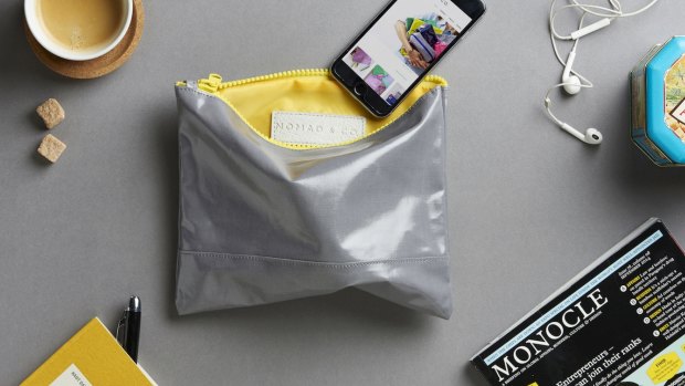 Nomad & Co's flat bag in grey makes life easier and more organised.