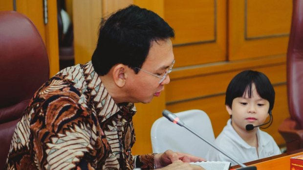 Ahok is interviewed by one of the schoolchildren.