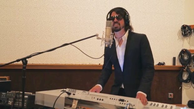 Solo Dave Grohl sings <i>Phoney Baloney</i> in the Foo Fighters' spoof video.