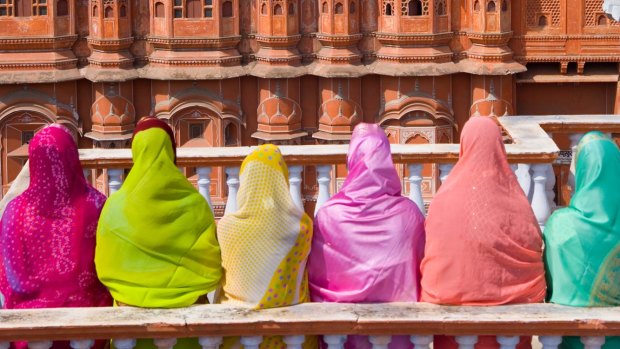 Women in bright saris in front of the Hawa Mahal (Palace of the Winds), built in 1799.