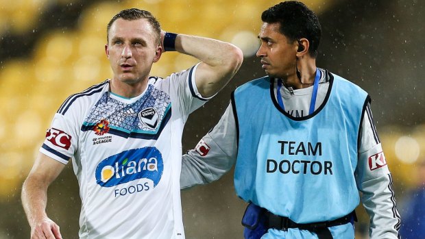 Besart Berisha leaves the field with the Victory doctor after receiving the red card.