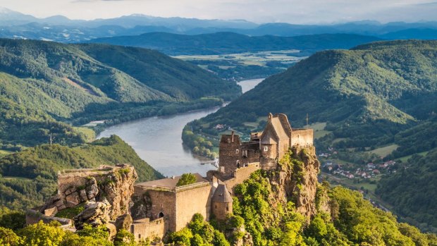 KW2EDG Beautiful landscape with Aggstein castle ruin and Danube river at sunset in Wachau, Austria