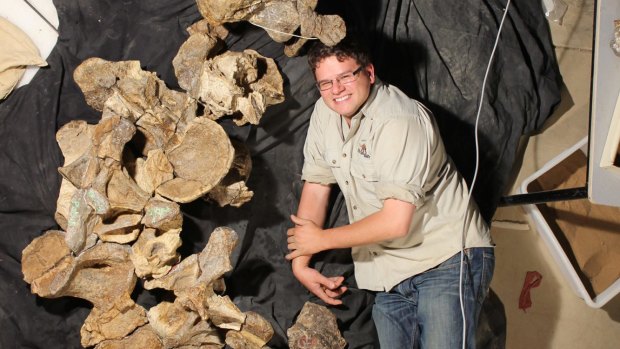 Dr Stephen Poropat with five back vertebrae from the new species of dinosaur, Savannasarus elliottorum.