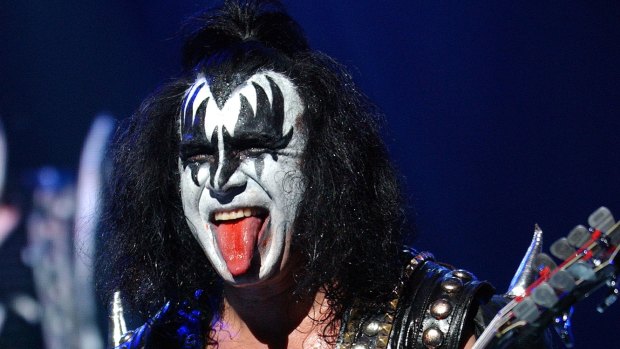 Gene Simmons, bassist with US glam-rock band Kiss, has slammed Justin Bieber for cancelling his world tour. 
